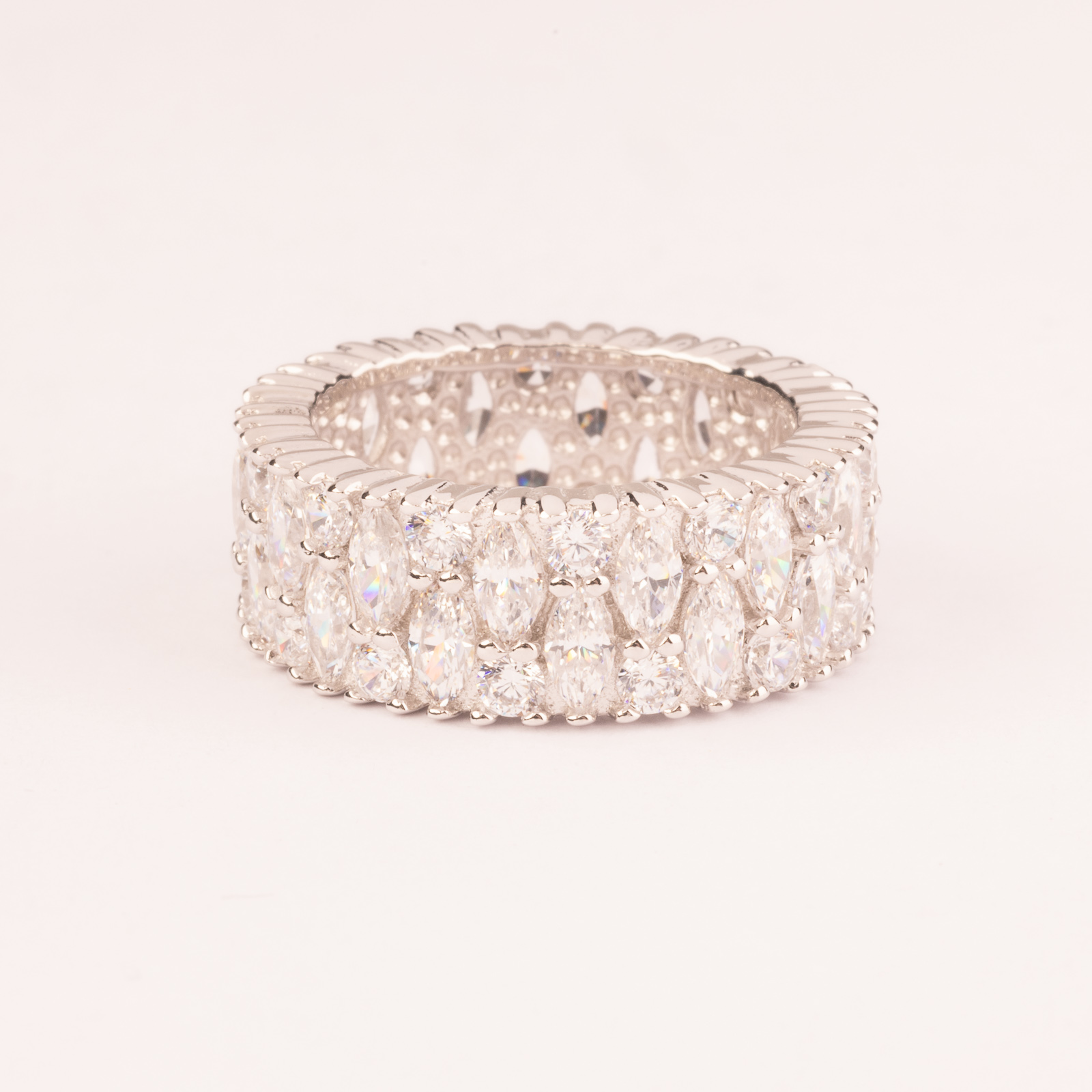 Anello fascia con zirconi taglio marquise e tondi