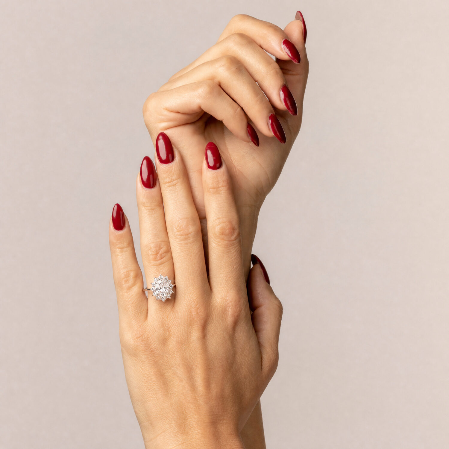 Anello zircone ovale bianco con corolla mm. 10x8