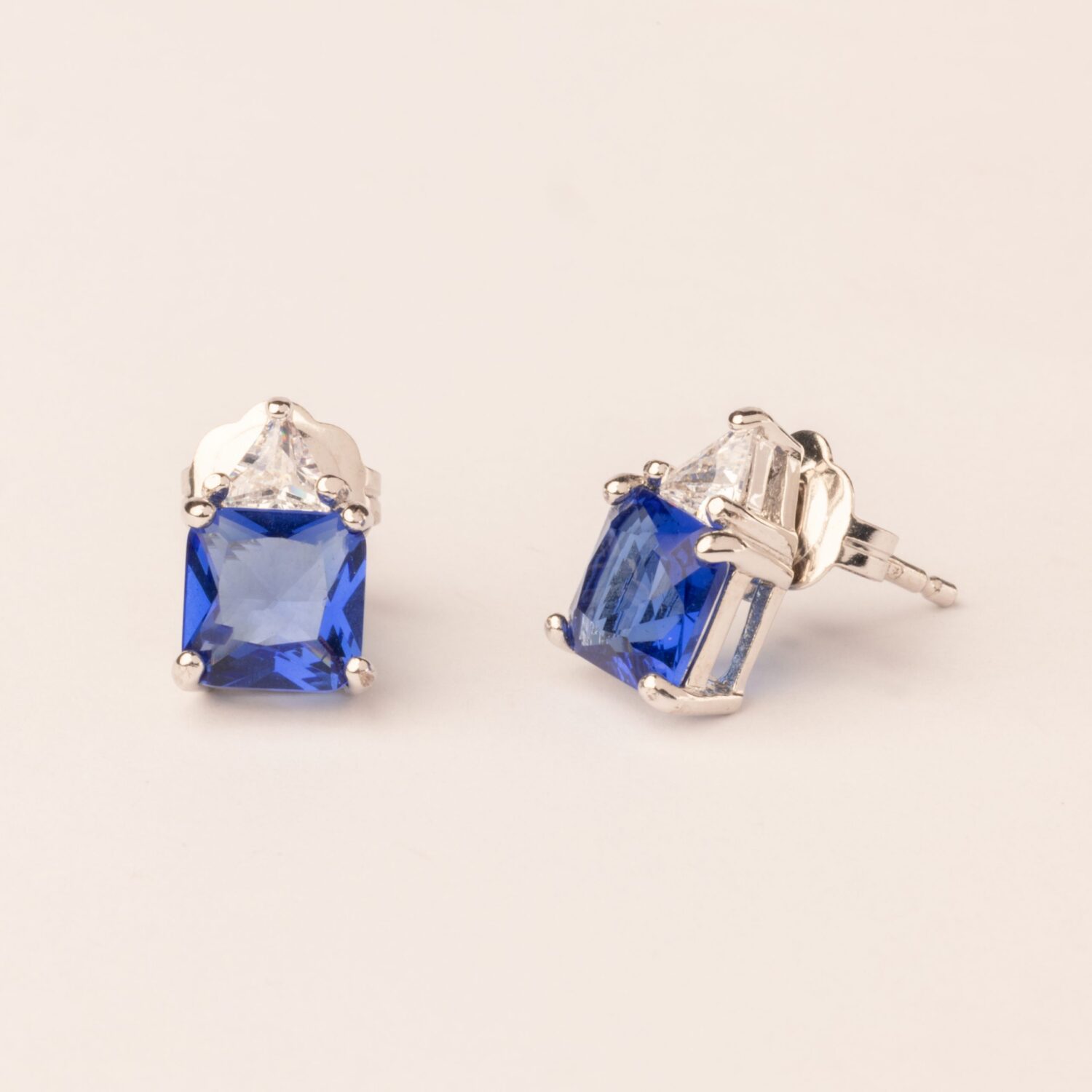 Orecchino triangolo e zircone taglio carre' - Blu zaffiro