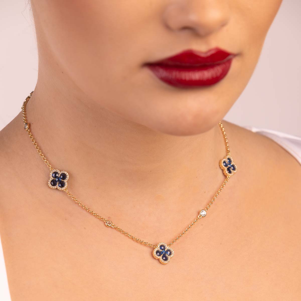 Collana Corta Universale AULEEP | Motivo Floreale, Versatile, Leggera, Per Donna