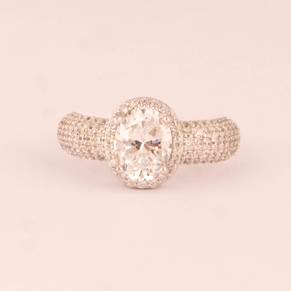 Anello pave' con pietra ovale