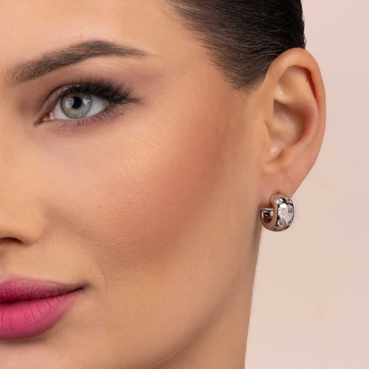 Orecchino cerchio liscio zirconi bianchi