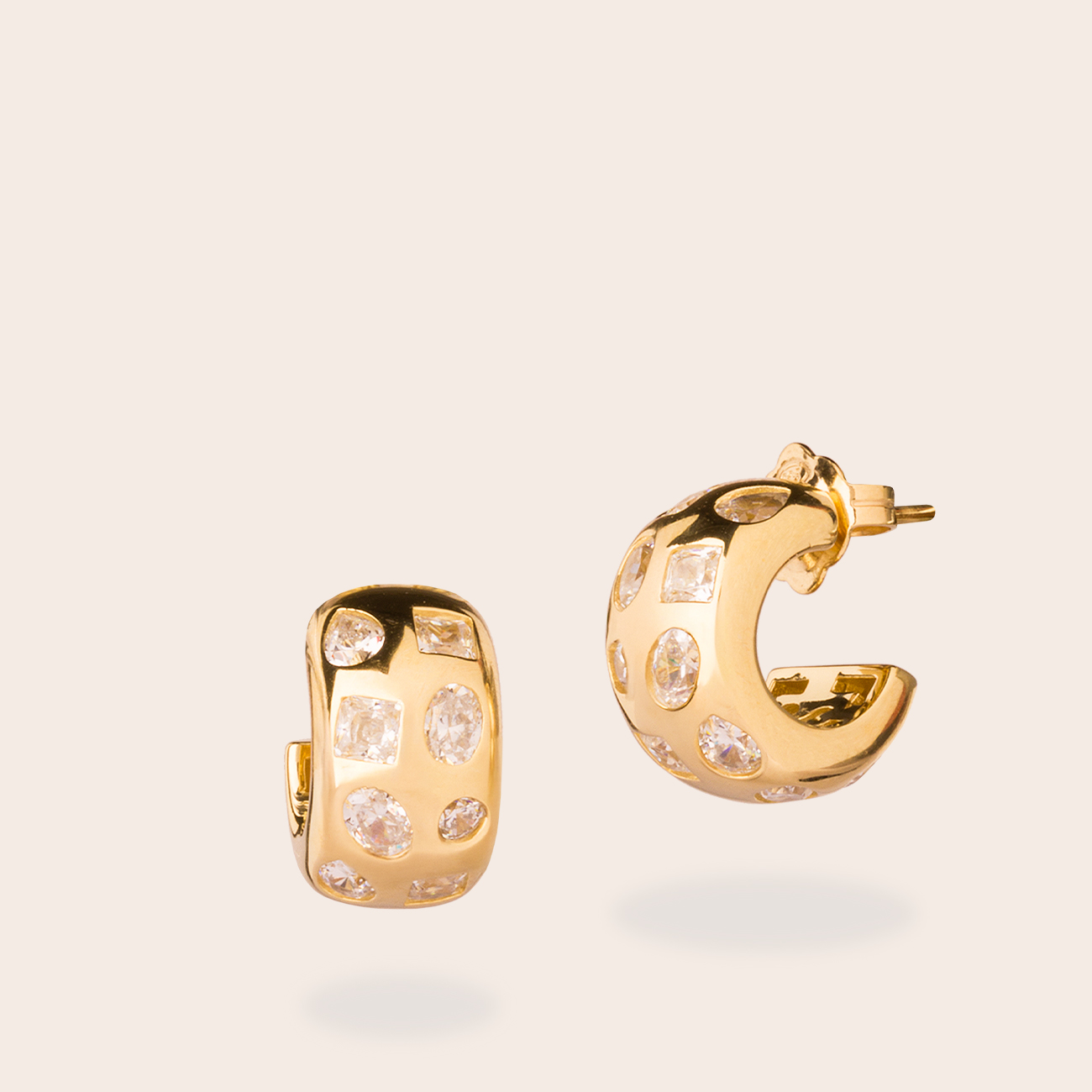 Orecchino cerchio liscio zirconi bianchi